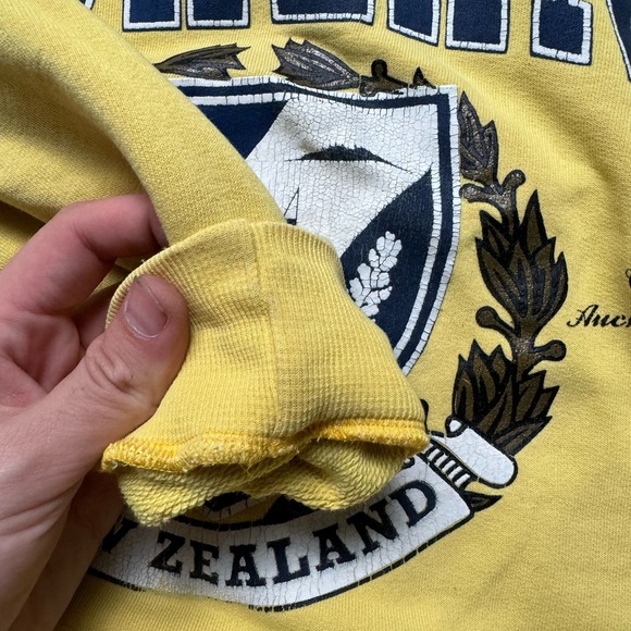 Auckland New Zealand 90s Vintage Yellow Vtg Graphic Crewneck - Picture 8 of 8